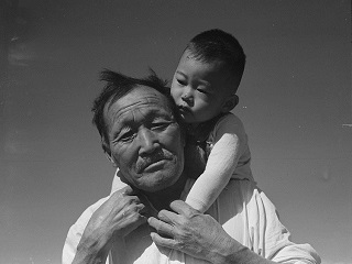 Dorothea Lange's photo of grandfather and grandson of Japanese origin at Manzanar Relocation Center